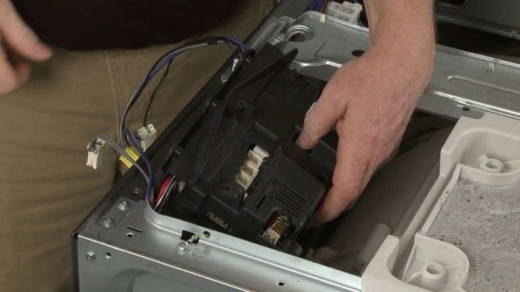 Lỗi E91 trên máy giặt Electrolux cũng có thể là do hư hỏng mạch điều khiển
