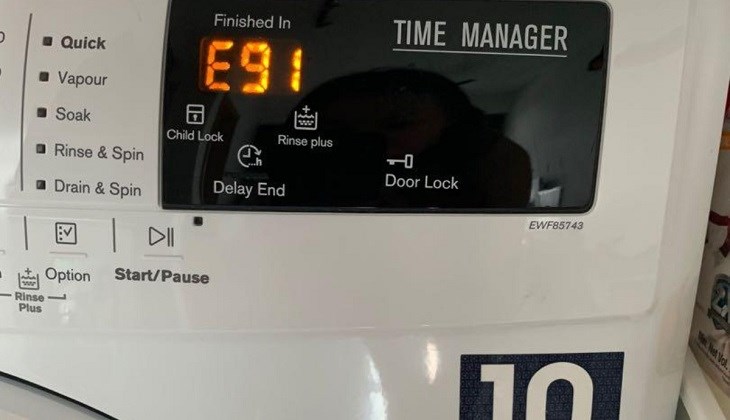 Mã lỗi E91 hiển thị trên màn hình LED của máy giặt Electrolux