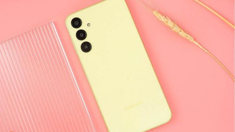 Samsung A25 được thiết kế nguy&ecirc;n khối bằng nhựa cao cấp