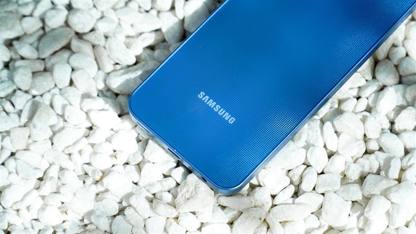 Samsung Galaxy A25 sở hữu mặt lưng được thiết kế nhiều ô vuông nhỏ vô cùng bắt mắt