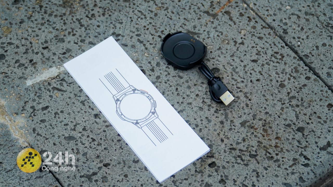 Bên trong hộp đựng BeFit Hunter1 chứa sách hướng dẫn sử dụng và dây sạc nam châm. Bên trong hộp đựng BeFit Hunter1 chứa sách hướng dẫn sử dụng và dây sạc nam châm.