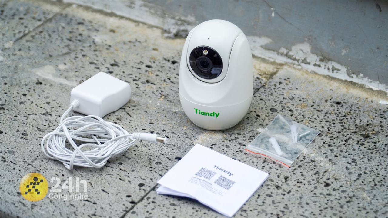 Camera TIANDY TC-H322N cùng các phụ kiện đi kèm.