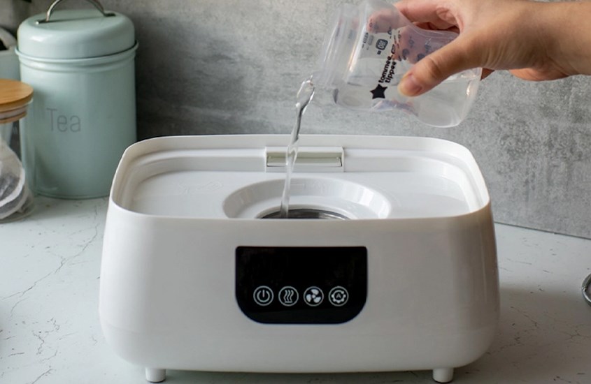 Đổ 120ml nước vào máy