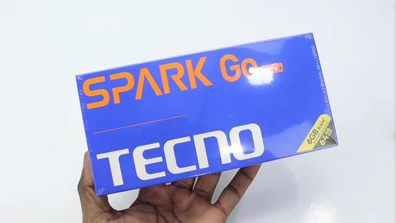 Hộp đựng của Tecno Spark Go 2024 được thiết kế bắt mắt với tông màu xanh làm chủ đạo.