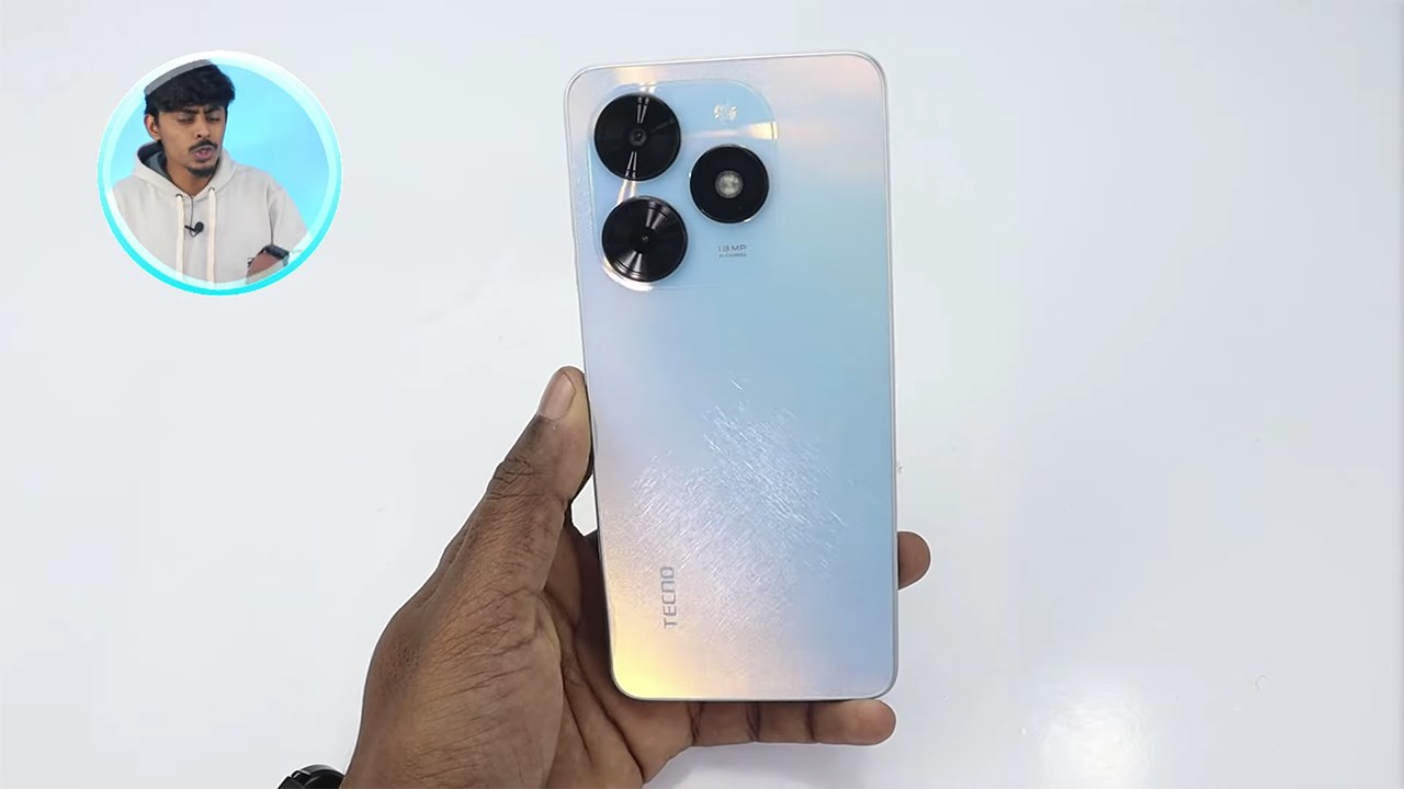 Cảm giác trên tay Tecno Spark Go 2024 rất thoải mái.