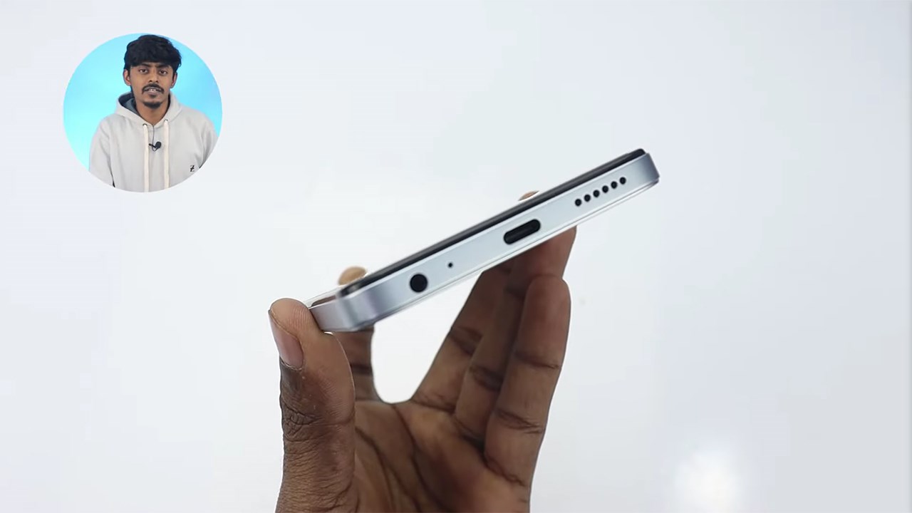 Cạnh đáy của máy chứa cổng suất âm thanh chuẩn 3.5 mm, mic, cổng sạc USB-C và dải loa.