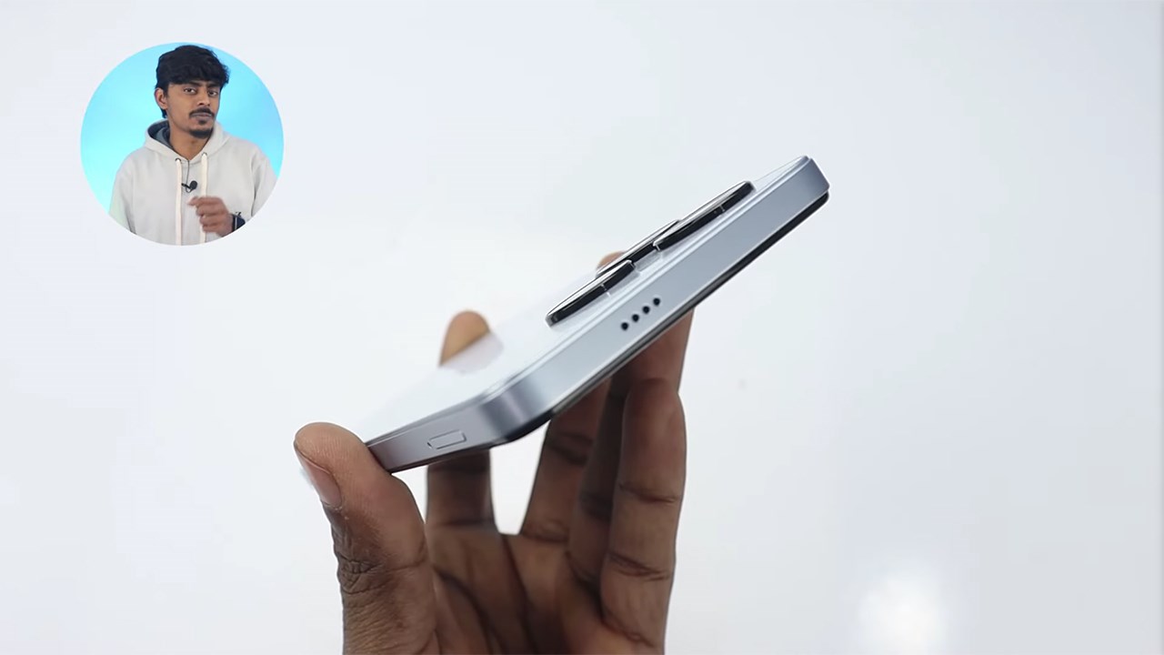 Cạnh trên của Tecno Spark Go 2024 chứa dải loa.