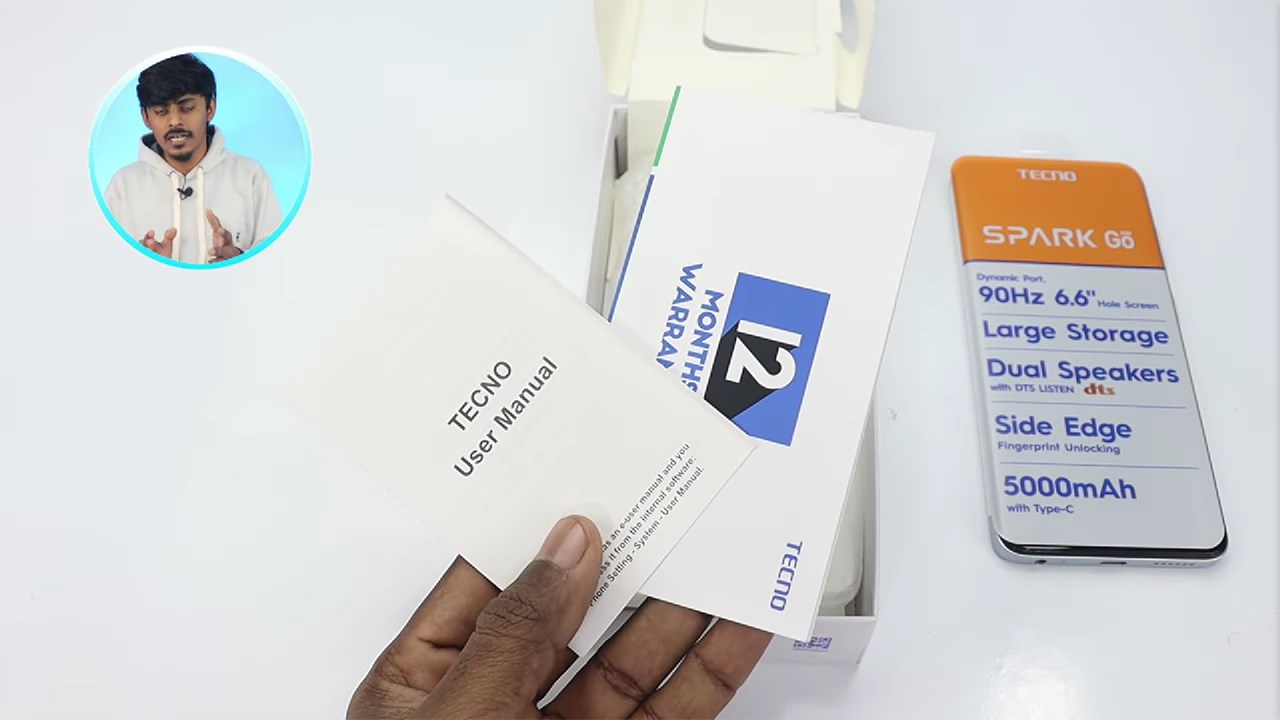 Bên trong hộp đựng Tecno Spark Go 2024 chứa sách hướng dẫn sử dụng.