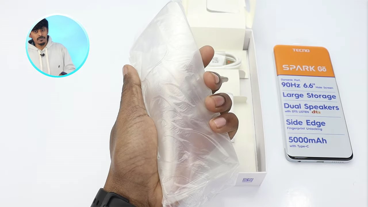 Hãng còn tặng thêm ốp lưng Silicon trong suốt.