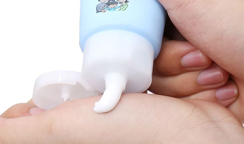 Kem chống muỗi có kết cấu dạng sệt mỏng nhẹ, dễ tán trên da