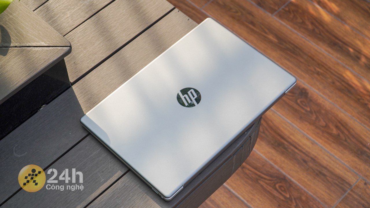 HP 240 G10 được chế tác từ nhựa và có màu trắng xám làm chủ đạo