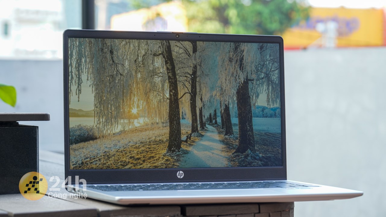 HP 240 G10 được trang bị màn hình 14 inch với độ phân giải Full HD