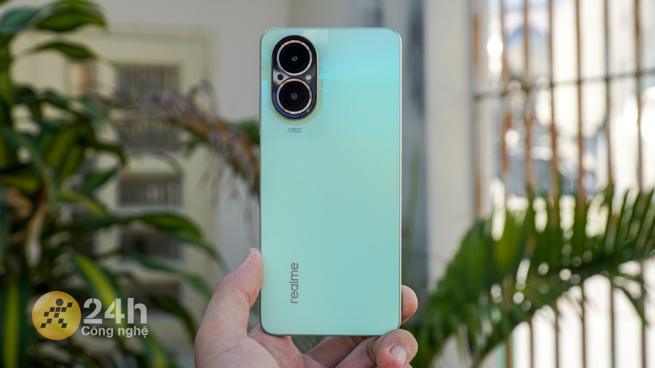 realme C67 có mức độ hoàn thiện chắc chắn, cảm giác cầm nắm thoải mái.