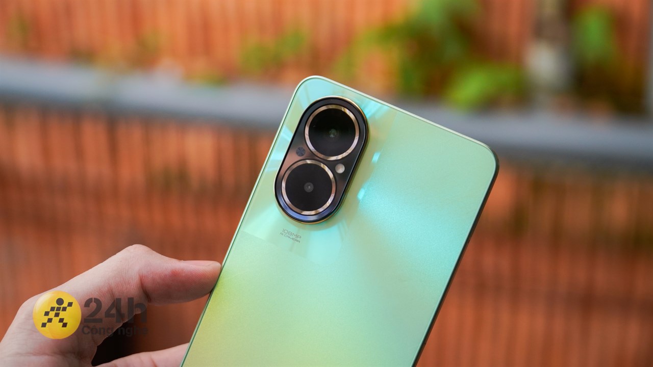 Phần xung quanh cụm camera sau của realme C67 được làm từ nhựa bóng nhằm tạo điểm nhấn cho thiết bị.