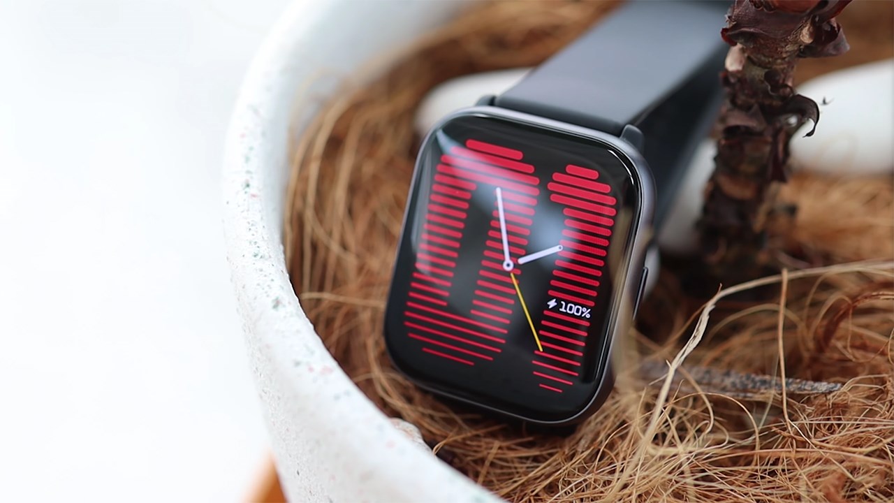 Amazfit Active sở hữu thiết kế vuông thời thượng và sang trọng. Nguồn: Lim Review.