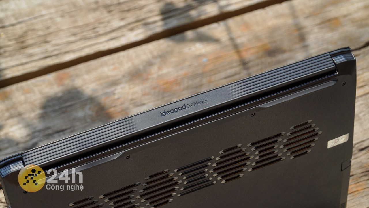 Bản lề của Lenovo Ideapad Gaming 3 15ACH16 còn được thiết kế đẹp mắt. Bản lề của Lenovo Ideapad Gaming 3 15ACH16 còn được thiết kế đẹp mắt.