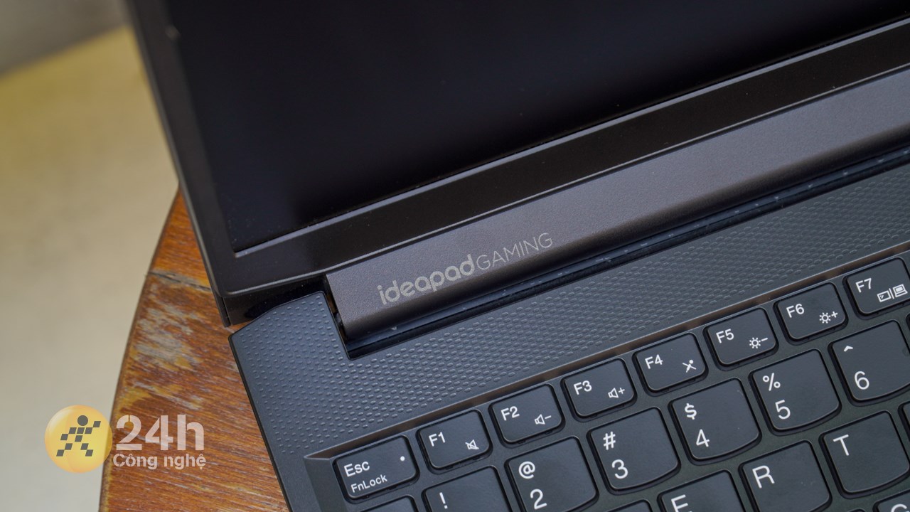 Bản lề của Lenovo Ideapad Gaming 3 15ACH16 còn được hoàn thiện chắc chắn. Bản lề của Lenovo Ideapad Gaming 3 15ACH16 còn được hoàn thiện chắc chắn.