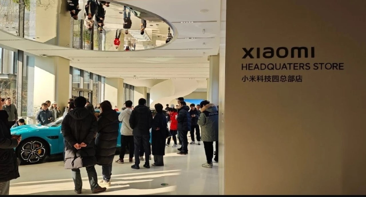 Xiaomi SU7 hiện đang được trưng bày tại các cửa hàng chính thức của Xiaomi Xiaomi SU7 hiện đang được trưng bày tại các cửa hàng chính thức của Xiaomi