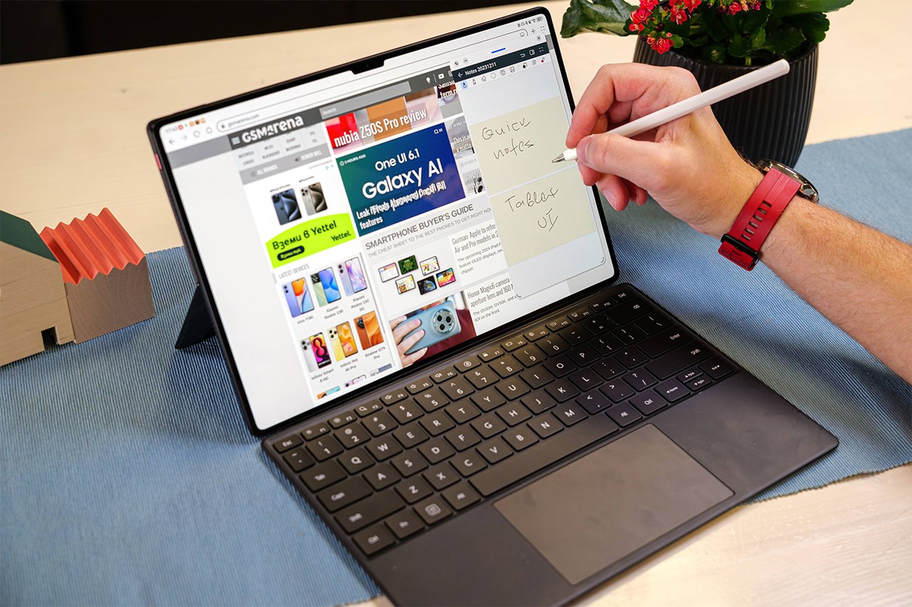 Huawei MatePad Pro 13.2 inch còn được trang bị thêm cover bàn phím và bút cảm ứng Huawei MatePad Pro 13.2 inch còn được trang bị thêm cover bàn phím và bút cảm ứng