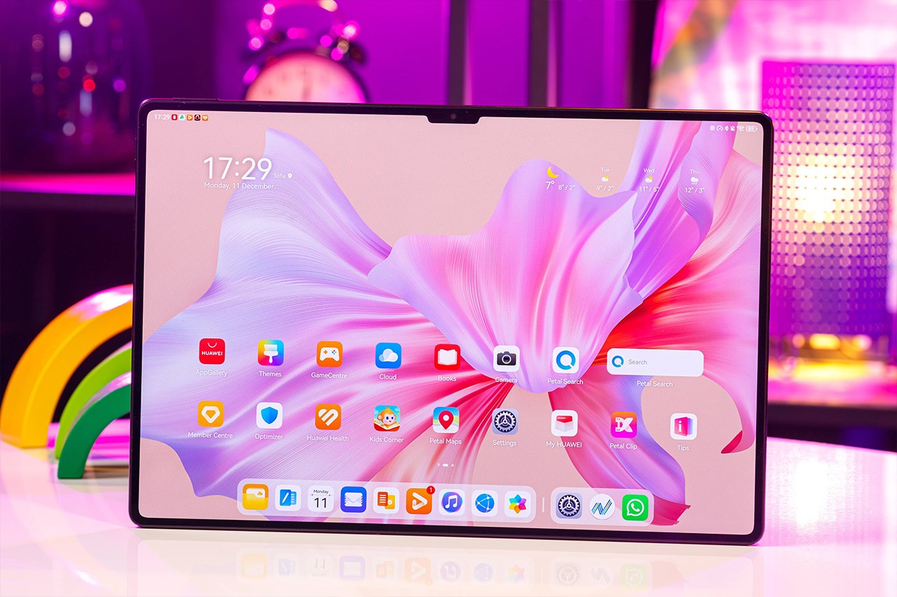 Huawei MatePad Pro 13.2 có màn hình tai thỏ và phần viền cũng được thiết kế rất mỏng. Huawei MatePad Pro 13.2 có màn hình tai thỏ và phần viền cũng được thiết kế rất mỏng.