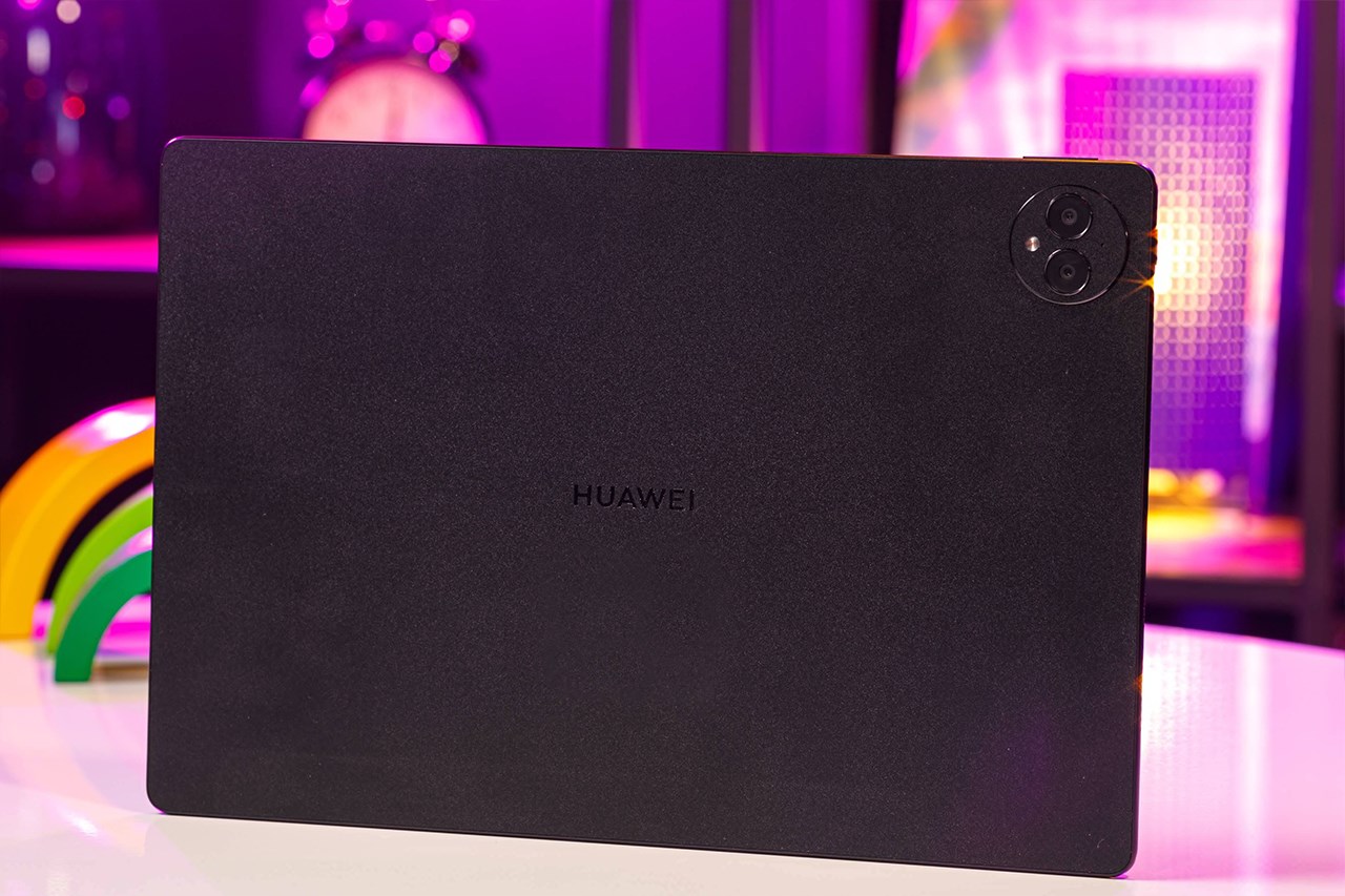 Huawei MatePad Pro 13.2 có ngoại hình vuông vắn, các góc được bo cong mềm mại Huawei MatePad Pro 13.2 có ngoại hình vuông vắn, các góc được bo cong mềm mại