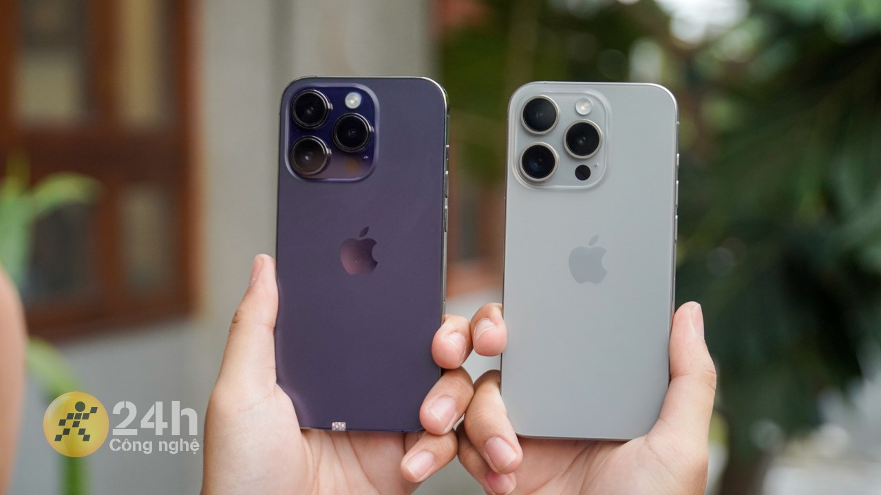 Nếu nhìn từ bên ngoài thì iPhone 15 Pro (phải) không có nhiều sự thay đổi về thiết kế so với iPhone 14 Pro (trái) Nếu nhìn từ bên ngoài thì iPhone 15 Pro (phải) không có nhiều sự thay đổi về thiết kế so với iPhone 14 Pro (trái)