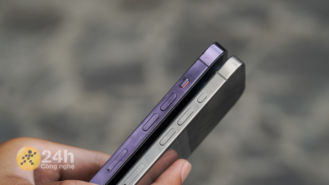 Khung của iPhoen 15 Pro (phải) hạn chế tốt tình trạng bám mồ hôi và dấu vân tay hơn so với phiên bản cũ. Khung của iPhoen 15 Pro (phải) hạn chế tốt tình trạng bám mồ hôi và dấu vân tay hơn so với phiên bản cũ.