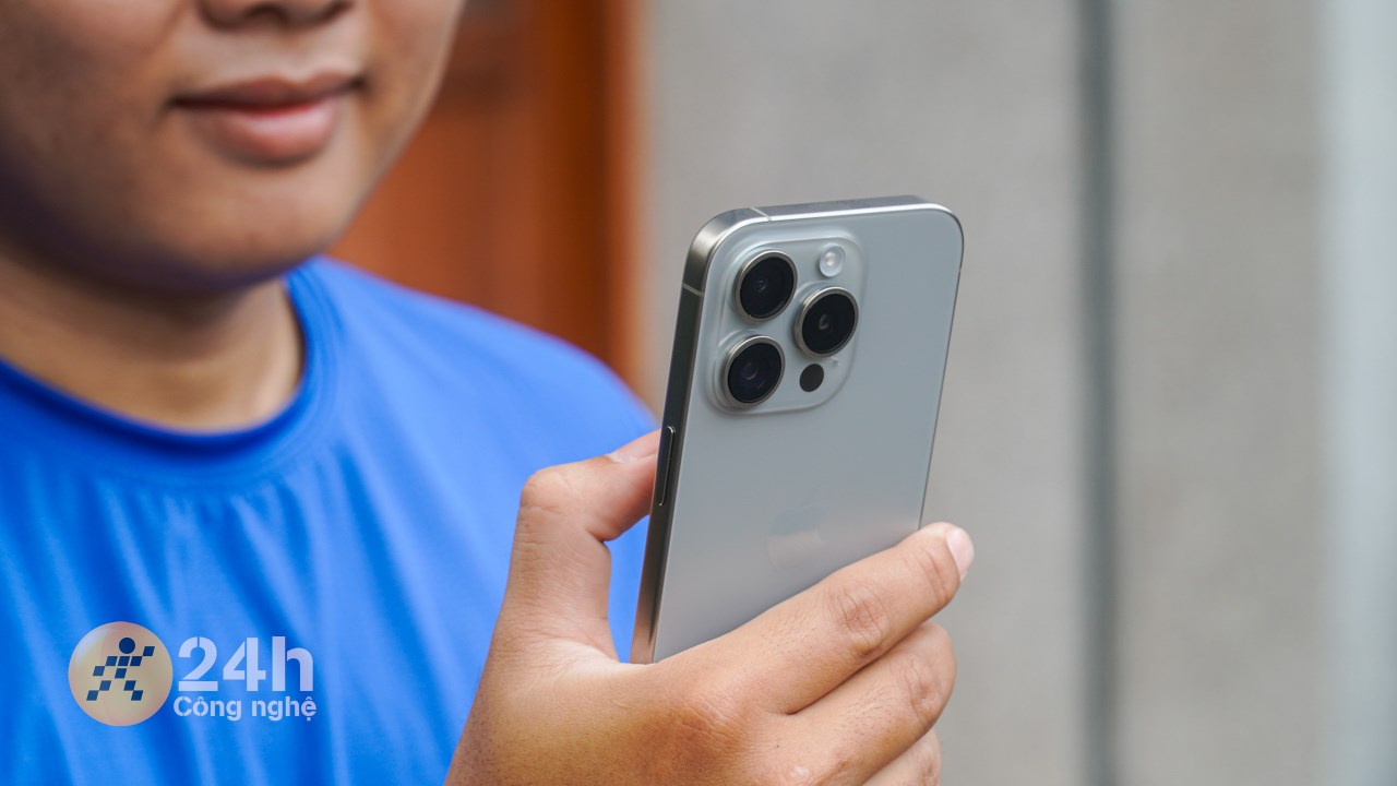 Sau thời gian dài chúng ta than phiền về cân nặng thì iPhone 15 Pro đã cải thiện rất tốt vấn đề này. Sau thời gian dài chúng ta than phiền về cân nặng thì iPhone 15 Pro đã cải thiện rất tốt vấn đề này.