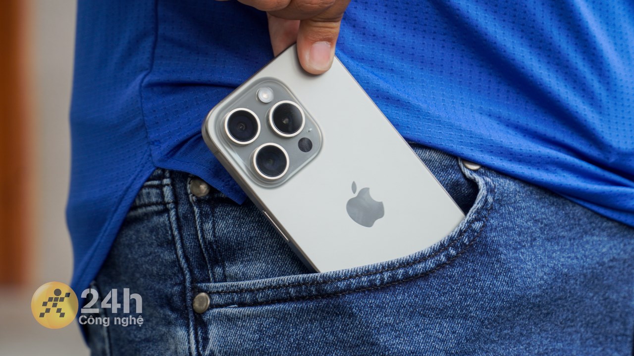 iPhone 15 Pro đã đạt được kết quả tốt trong bài test pin liên tục dù viên pin của sản phẩm này không quá cao. iPhone 15 Pro đã đạt được kết quả tốt trong bài test pin liên tục dù viên pin của sản phẩm này không quá cao.