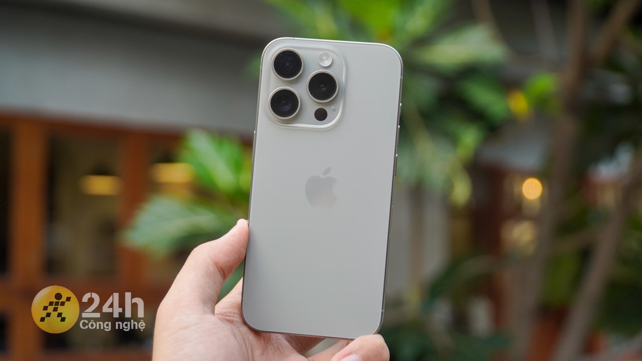 Chất liệu Titan không chỉ giúp iPhone 15 Pro có độ bền cao mà còn nhẹ hơn đáng kể. Chất liệu Titan không chỉ giúp iPhone 15 Pro có độ bền cao mà còn nhẹ hơn đáng kể.