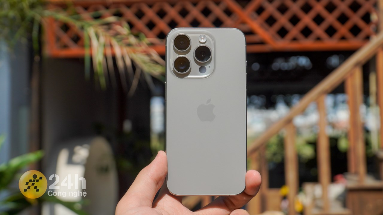 Tuy nhiên khi cầm trực tiếp iPhone 15 Pro trên tay mới thấy sản phẩm này đã như thế nào. Tuy nhiên khi cầm trực tiếp iPhone 15 Pro trên tay mới thấy sản phẩm này đã như thế nào.