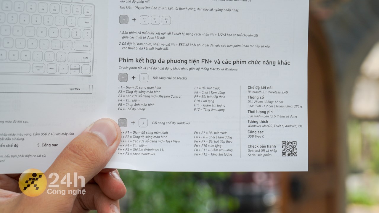 Tờ giấy hướng dẫn này cũng in kèm các tổ hợp phím tắt hữu dụng cho cả hệ điều hành Windows và macOS.