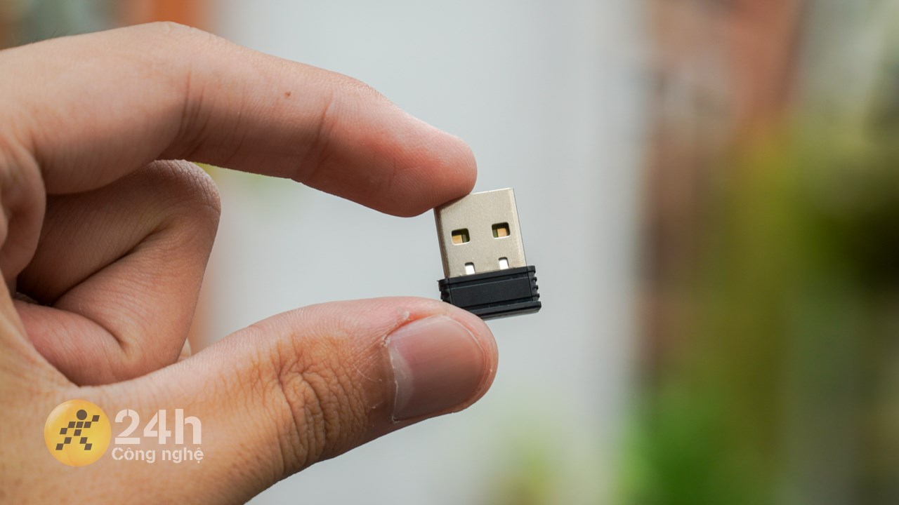 Đây là receiver USB-A được tặng kèm bên trong hộp đựng Hyperwork HyperOne Gen 2.