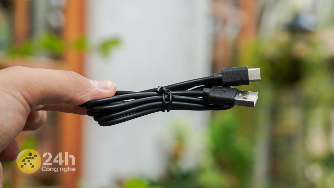 Sợi cáp USB A to C dùng để sạc pin cho bàn phím Hyperwork HyperOne Gen 2.