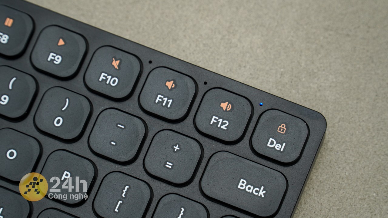 Góc trên bên phải của Hyperwork HyperOne Gen 2 còn có 3 đèn LED thông báo trạng thái khi kết nối bàn phím với thiết bị.