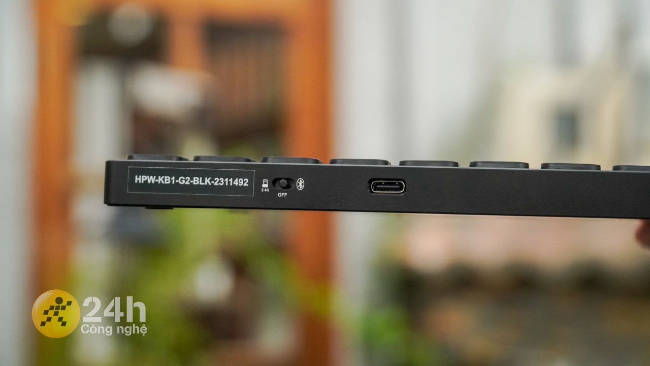 Trong khi đó ở phía bên trái, chúng ta thấy được công tắc chuyển chế độ kết nối và cổng sạc USB-C của bàn phím.