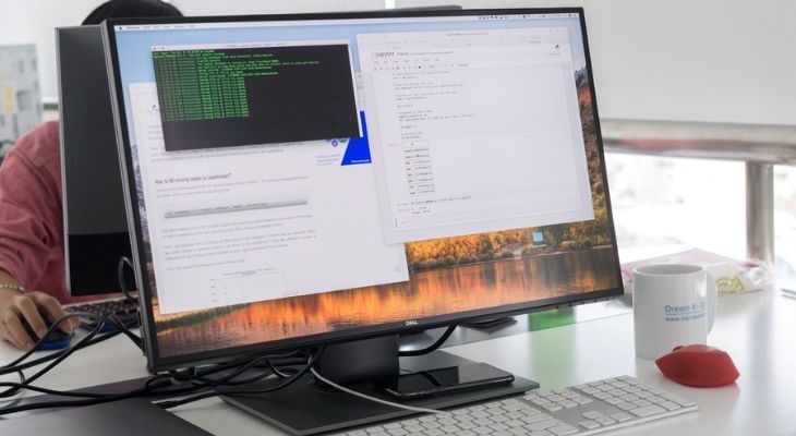 Màn hình máy tính lớn giúp bạn dễ bao quát thông tin hơn Màn hình máy tính lớn giúp bạn dễ bao quát thông tin hơn