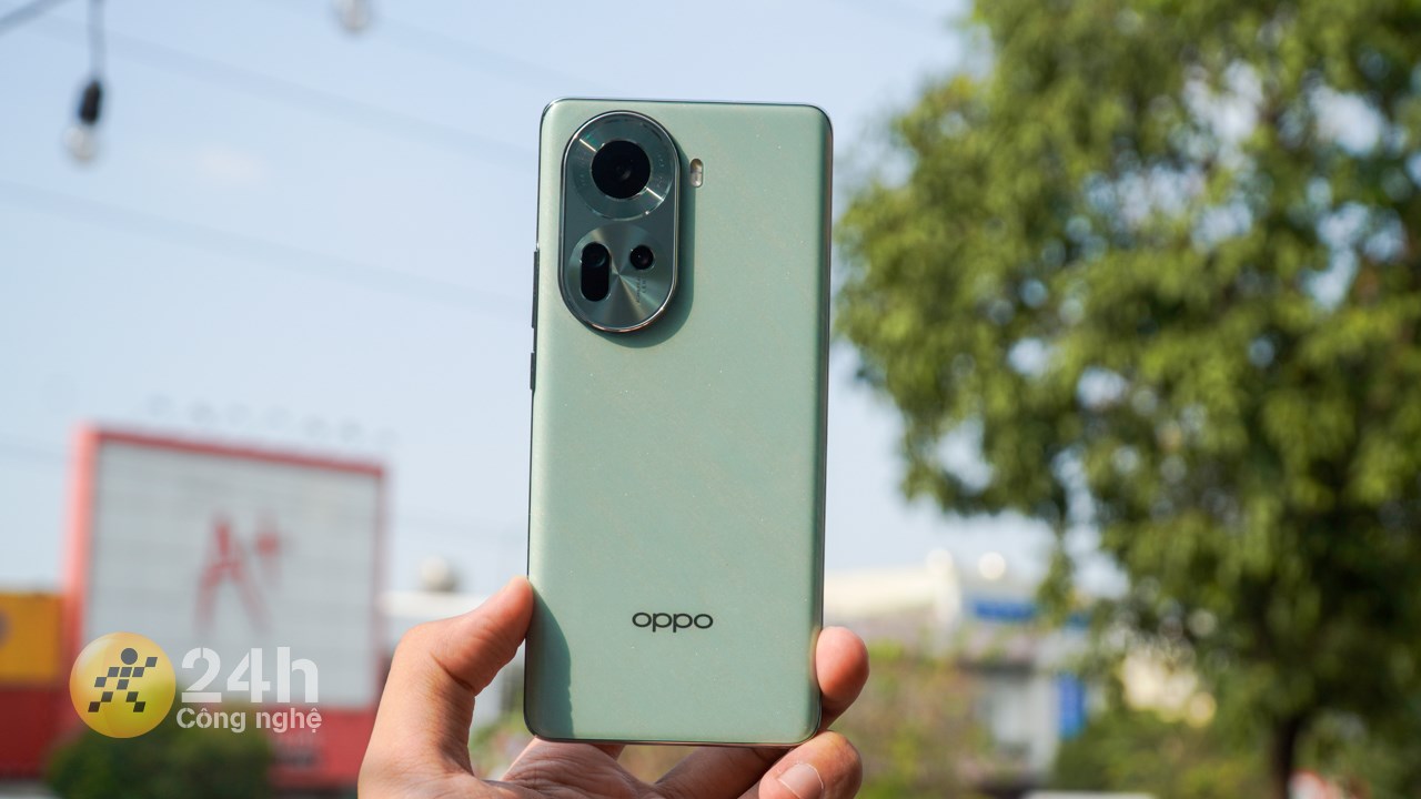 Cảm giác cầm nắm OPPO Reno11 5G trên tay rất thoải mái và gọn gàng.