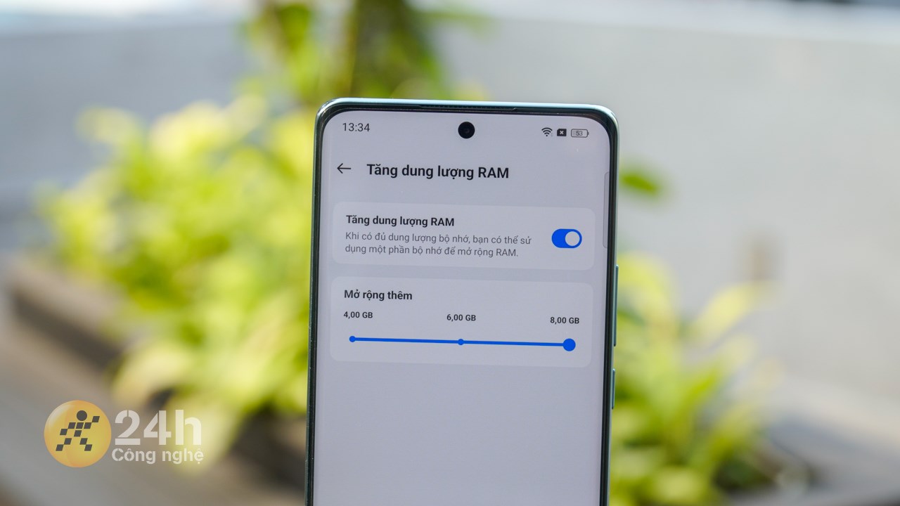 Thiết bị còn được trang bị dung lượng RAM 16 GB (8 GB RAM chính + 8 GB RAM ảo) nên các bạn có thể đa nhiệm thoải mái.