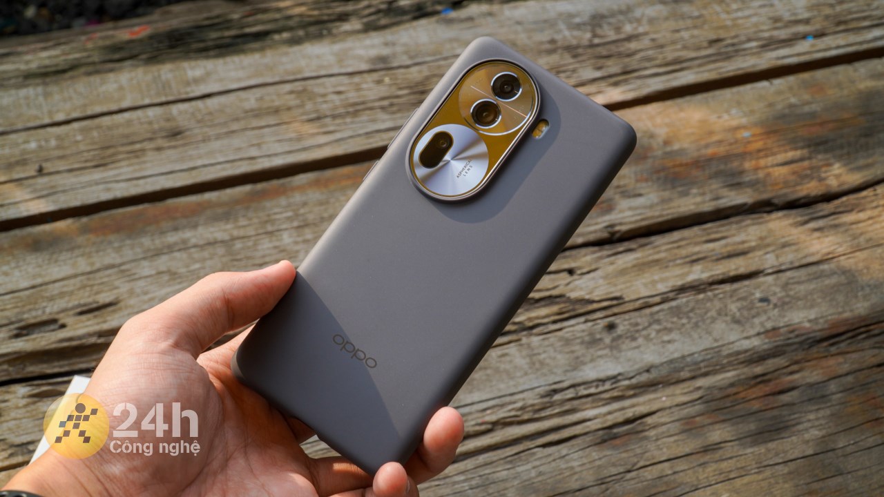 Đây là OPPO Reno11 Pro 5G khi đeo ốp lưng silicon được tặng kèm. Đây là OPPO Reno11 Pro 5G khi đeo ốp lưng silicon được tặng kèm.