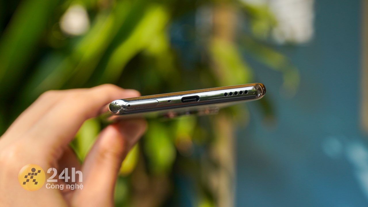 Cạnh dưới của máy là nơi đặt khay SIM, mic thoại, cổng sạc USB-C và loa ngoài. Cạnh dưới của máy là nơi đặt khay SIM, mic thoại, cổng sạc USB-C và loa ngoài.