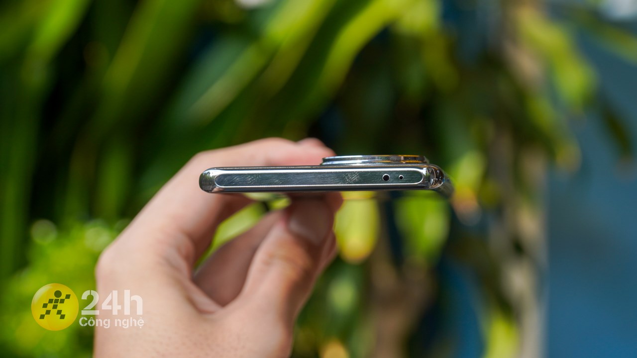 Cạnh trên của OPPO Reno11 Pro 5G có cảm biến hồng ngoại và mic phụ. Cạnh trên của OPPO Reno11 Pro 5G có cảm biến hồng ngoại và mic phụ.