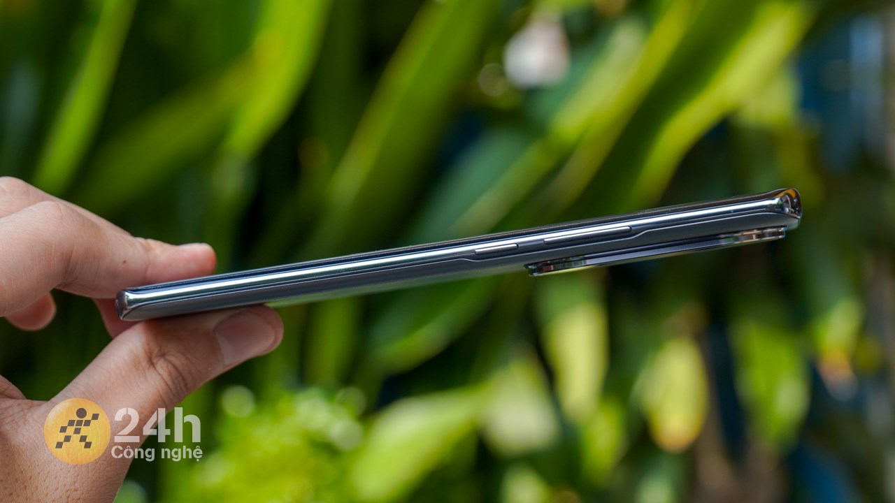 Trong khi đó, cạnh phải của máy là nơi đặt cụm phím tăng/giảm âm lượng cùng phím nguồn. Trong khi đó, cạnh phải của máy là nơi đặt cụm phím tăng/giảm âm lượng cùng phím nguồn.