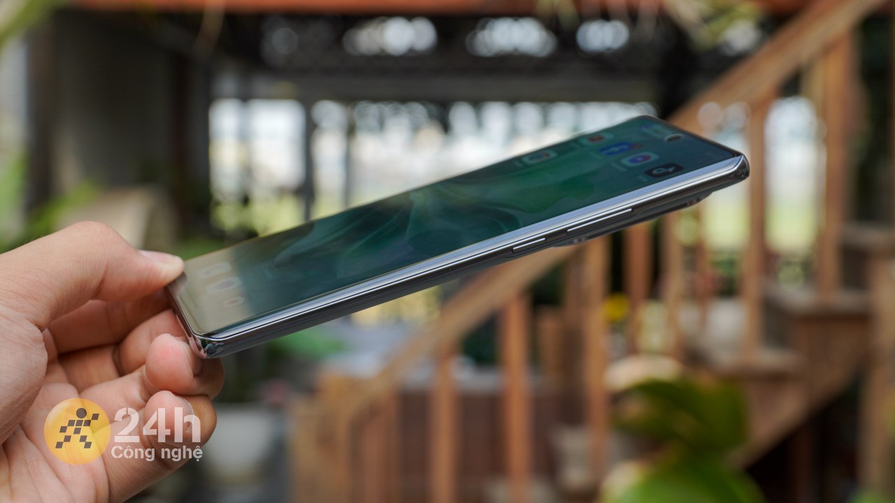 Không chỉ mặt lưng, màn hình của OPPO Reno11 Pro 5G cũng được làm cong ở hai bên. Không chỉ mặt lưng, màn hình của OPPO Reno11 Pro 5G cũng được làm cong ở hai bên.