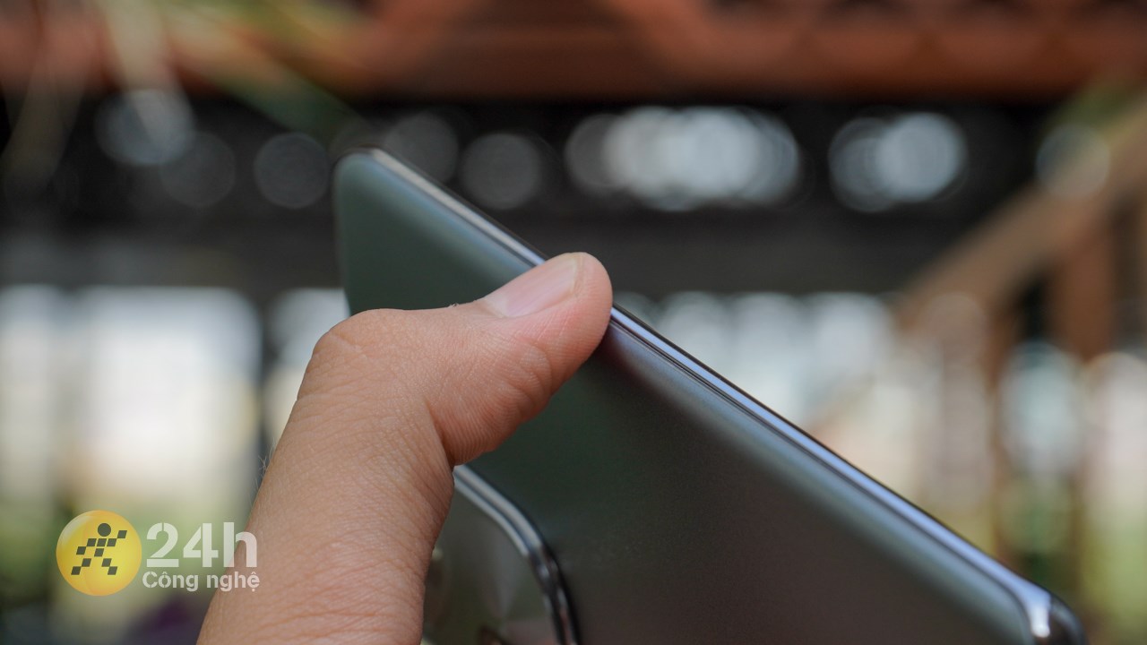 Nhờ vào những đường cong ấy, OPPO Reno11 Pro 5G mang lại cho mình cảm giác cầm nắm máy ôm tay. Nhờ vào những đường cong ấy, OPPO Reno11 Pro 5G mang lại cho mình cảm giác cầm nắm máy ôm tay.