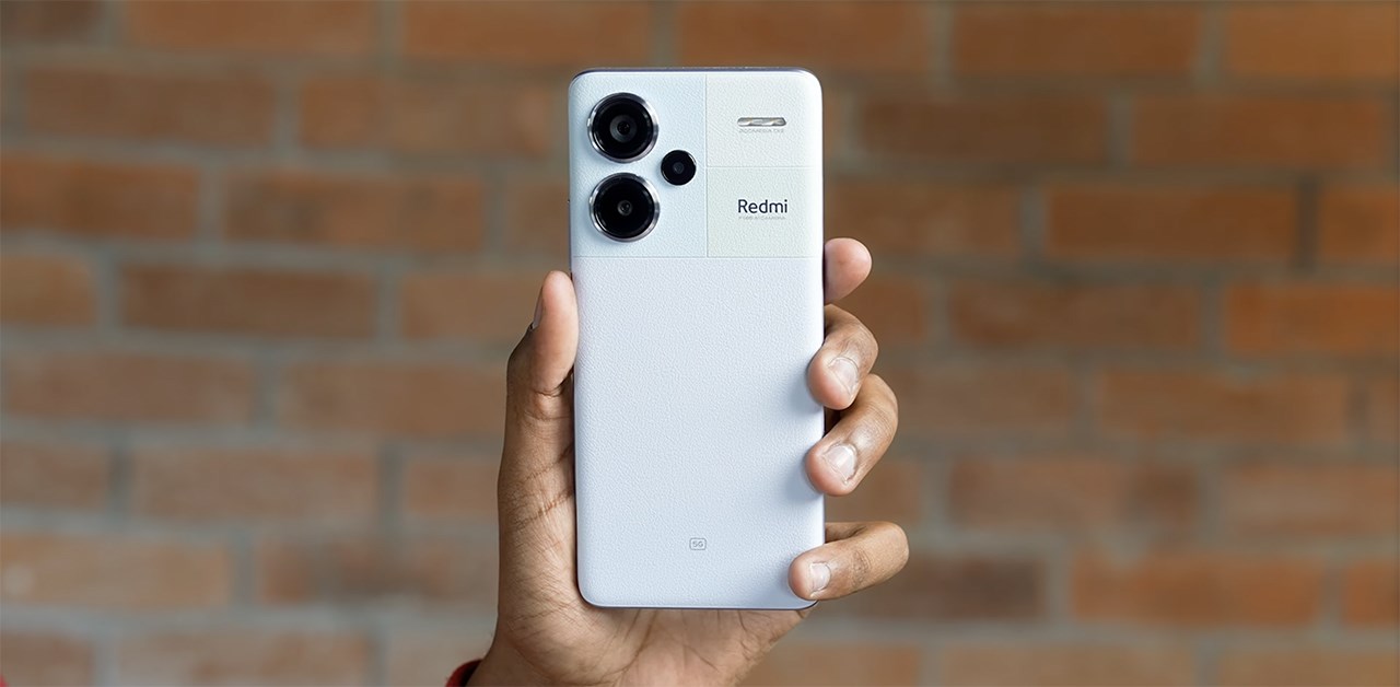 Cảm giác cầm trên tay Redmi Note 13 Pro+ 5G rất gọn và nhẹ. Nguồn: Trakin Tech. Cảm giác cầm trên tay Redmi Note 13 Pro+ 5G rất gọn và nhẹ. Nguồn: Trakin Tech.