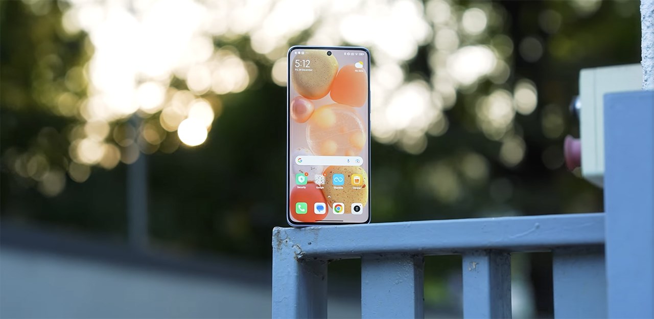 Màn hình Redmi Note 13 Pro+ 5G không chỉ có kích thước rộng rãi mà còn chất lượng hiển thị cũng rất tốt. Nguồn: Trakin Tech.