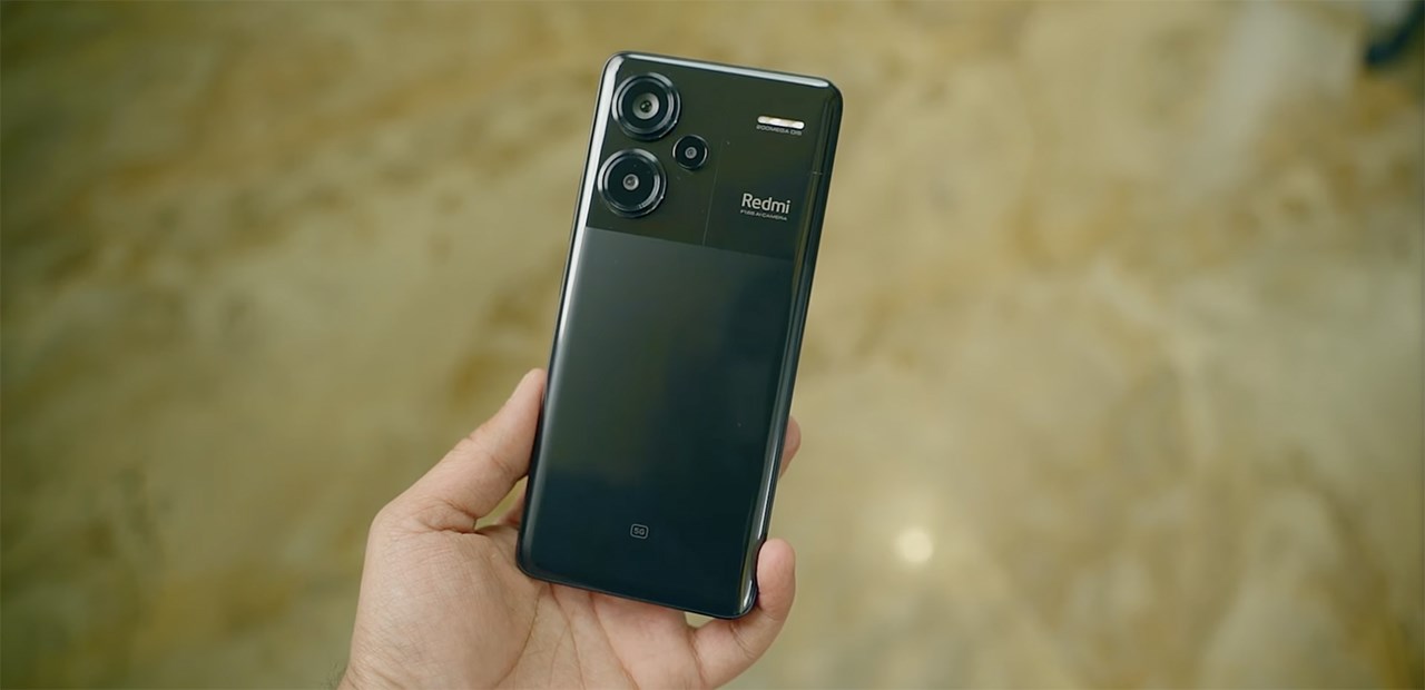 Redmi Note 13 Pro+ 5G có 3 phiên bản cho người dùng lựa chọn và đây là bản màu đen mặt lưng kính. Nguồn: Technolobe.