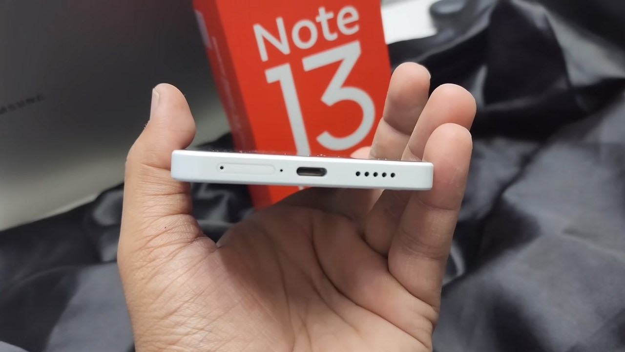 Cạnh dưới của Redmi Note 13 Pro 5G có cổng sạc, mic thoại, khay SIM, buồng loa