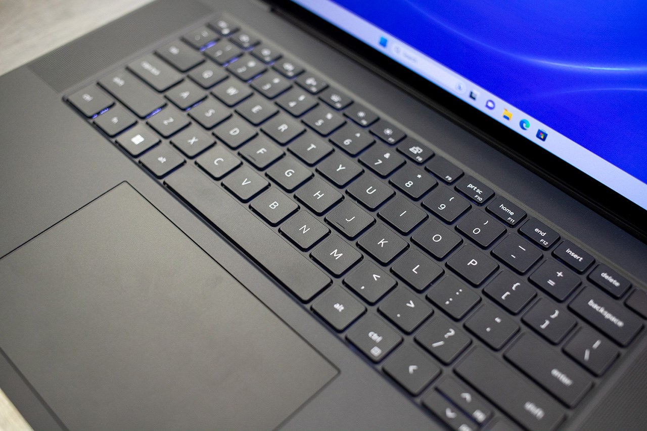 Dell Precision 5680 được trang bị bàn phím chiclet với hành trình phím 1,5mm, mang đến trải nghiệm gõ phím thoải má